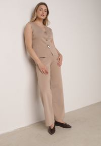 Born2be - Jasnobrązowy Komplet z Wiskozą Kamizelka z Ozdobami 3D i Szerokie Spodnie Eleti. Kolor: brązowy. Materiał: wiskoza. Wzór: aplikacja #1