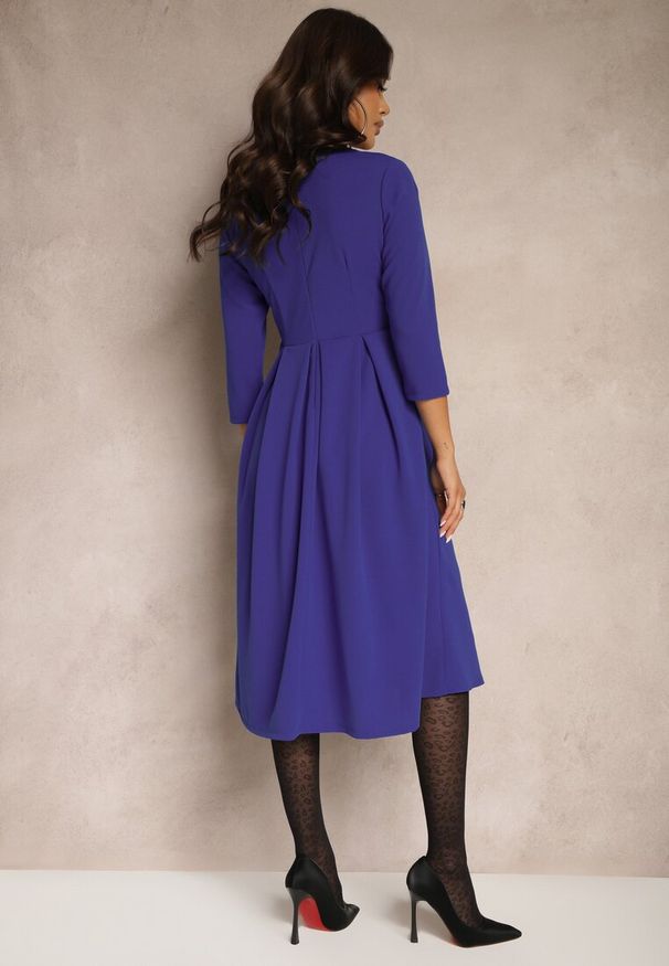 Renee - Fioletowa Sukienka o Rozkloszowanym Kroju z Rękawem Długości 3/4 Nomini. Okazja: na randkę, na spotkanie biznesowe. Typ kołnierza: dekolt w kształcie V. Kolor: fioletowy. Materiał: skóra. Typ sukienki: rozkloszowane. Styl: elegancki, klasyczny, biznesowy