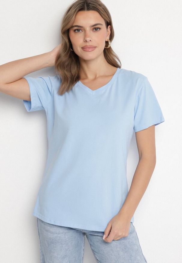 Born2be - Jasnoniebieski Bawełniany T-shirt z Trójkątnym Dekoltem Nelirna. Okazja: na co dzień, na spacer. Kolor: niebieski. Materiał: bawełna. Styl: casual, klasyczny