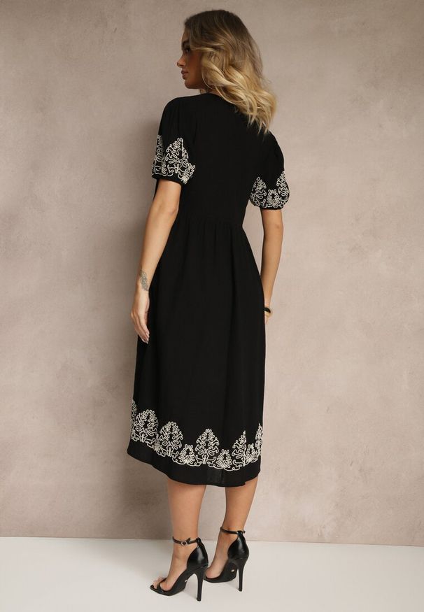 Renee - Czarna Rozkloszowana Sukienka z Bawełny w Stylu Boho z Haftowanymi Zdobieniami Lannilsa. Typ kołnierza: dekolt w kształcie V. Kolor: czarny. Materiał: bawełna. Wzór: aplikacja, haft. Styl: boho