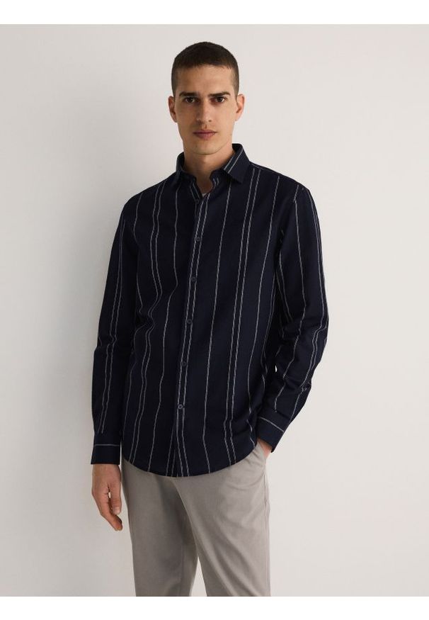 Reserved - Koszula regular fit z domieszką lnu - granatowy. Kolor: niebieski. Materiał: len