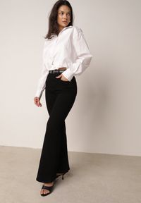 Born2be - Czarne Jeansy o Kroju Dzwonów z Bawełną Eshirevera. Okazja: na co dzień. Kolor: czarny. Długość: długie. Styl: casual #7