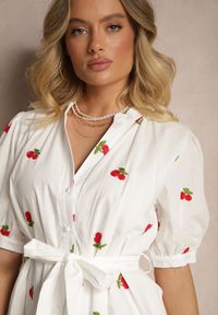 Renee - Biała Sukienka z Bawełny o Koszulowym Kroju z Haftem z Wisienkami Delandris. Okazja: na co dzień. Typ kołnierza: dekolt w serek. Kolor: biały. Materiał: bawełna. Długość rękawa: krótki rękaw. Wzór: haft. Typ sukienki: koszulowe. Styl: casual, elegancki #3