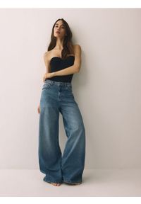 Reserved - Body z modulowanymi miseczkami - czarny. Kolor: czarny. Materiał: dzianina #1