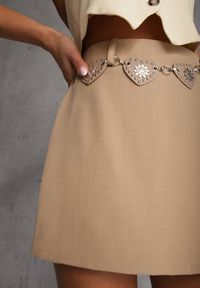 Renee - Beżowe Spódnico-Szorty z Metalicznymi Sercami przy Łańcuszku Meztila. Kolor: beżowy #2