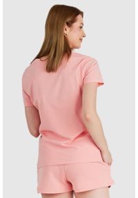 Guess - GUESS Brzoskwiniowy t-shirt damski z kolorowym logo. Kolor: różowy. Materiał: bawełna. Wzór: kolorowy #3