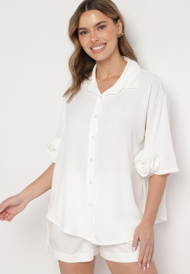 Born2be - Biała Koszula z Aplikacjami Kwiatów 3D Tenemara. Okazja: na co dzień. Typ kołnierza: kołnierzyk klasyczny. Kolor: biały. Materiał: jeans. Długość rękawa: długi rękaw. Długość: długie. Wzór: kwiaty, aplikacja. Styl: casual, klasyczny