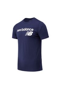Koszulka męska New Balance MT03905PGM – granatowa. Kolor: niebieski. Materiał: bawełna, poliester. Długość rękawa: krótki rękaw. Długość: krótkie. Wzór: napisy