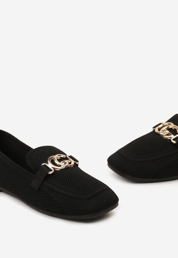 Renee - Czarne Mokasyny Wsuwane ze Ściętym Noskiem i Metaliczną Klamerką Kanela. Okazja: na co dzień. Zapięcie: bez zapięcia. Kolor: czarny. Styl: casual, elegancki