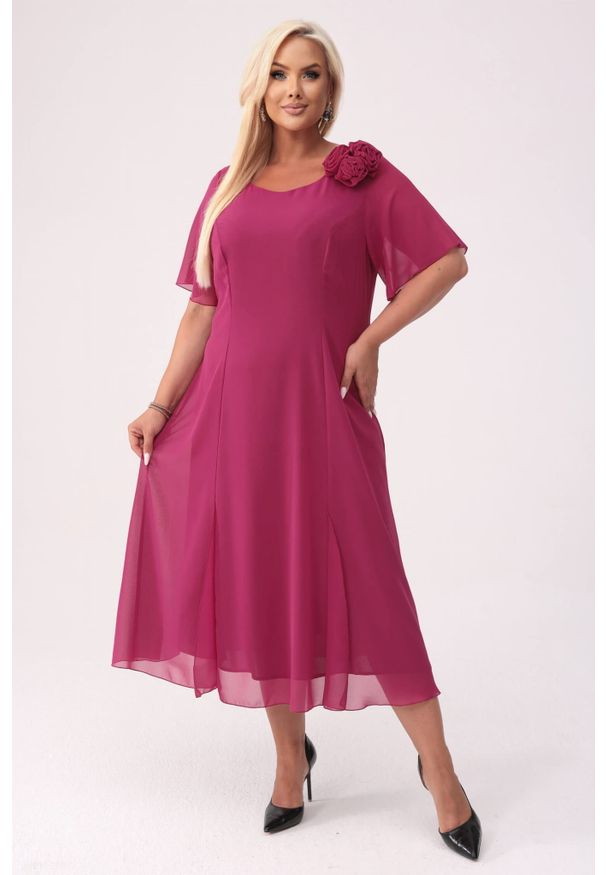 Moda Size Plus Iwanek - Elegancka szyfonowa sukienka Catalina w kolorze głębokiej fuksji na wesele PLUS SIZE XXL. Okazja: na wesele, na ślub cywilny. Kolekcja: plus size. Kolor: różowy. Wzór: aplikacja, kwiaty. Typ sukienki: dla puszystych. Materiał: szyfon. Długość rękawa: krótki rękaw. Styl: elegancki. Długość: midi