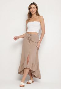 Born2be - Ciemnobeżowa Asymetryczna Spódnica z Falbanami i Ozdobnymi Guzikami Marolana. Okazja: na co dzień. Kolor: beżowy. Wzór: gładki. Styl: elegancki, casual #6
