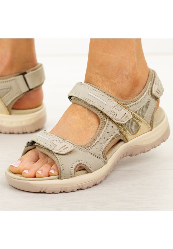 Beżowo złote skórzane sandały damskie Unisoft 18-57. Okazja: na co dzień, na spacer. Zapięcie: rzepy. Kolor: beżowy. Materiał: skóra. Sezon: wiosna, lato. Styl: klasyczny, casual