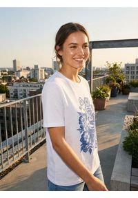 Sinsay - Bawełniana koszulka z nadrukiem kwiatowym - biały. Kolor: biały. Materiał: bawełna. Wzór: nadruk, kwiaty