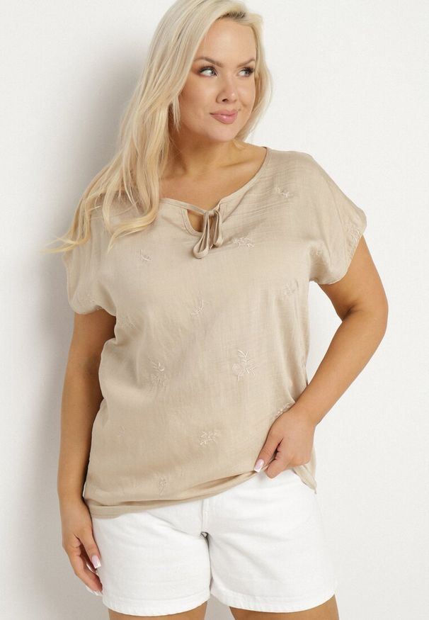 Born2be - Beżowa Bluzka z Haftem i Sznurkiem Przy Dekolcie Mepaya. Okazja: na co dzień. Kolekcja: plus size. Kolor: beżowy. Długość rękawa: krótki rękaw. Długość: krótkie. Wzór: haft. Sezon: lato. Styl: casual, klasyczny, elegancki