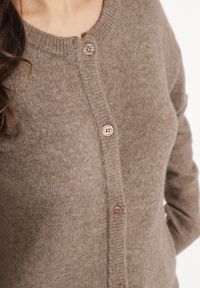 Born2be - Ciemnobeżowy Kardigan o Klasycznym Kroju z Okrągłym Dekoltem Renfira. Okazja: na co dzień. Kolor: beżowy. Materiał: jeans. Długość rękawa: długi rękaw. Długość: długie. Wzór: aplikacja. Styl: klasyczny #7