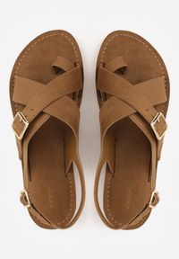 Born2be - Ciemnobeżowe Sandały Typu Japonki VICES Ozdobione Klamrą Nanrunia. Okazja: na co dzień. Zapięcie: klamry. Kolor: beżowy. Materiał: koronka. Wzór: aplikacja. Styl: wakacyjny, casual, klasyczny #5