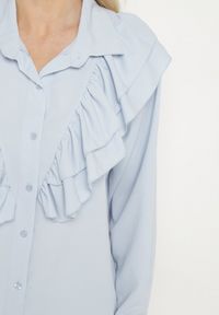 Born2be - Jasnoniebieska Koszula z Ozdobną Falbaną Cornelea. Okazja: na co dzień. Kolor: niebieski. Materiał: jeans. Styl: klasyczny, casual, elegancki #4