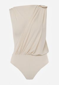 Renee - Beżowe Body z Dekoltem Łódka Zdobione Marszczeniem i Aplikacją na Ramieniu Havrina. Okazja: na co dzień. Typ kołnierza: dekolt w łódkę. Kolor: beżowy. Materiał: jeans. Wzór: aplikacja. Styl: casual #6