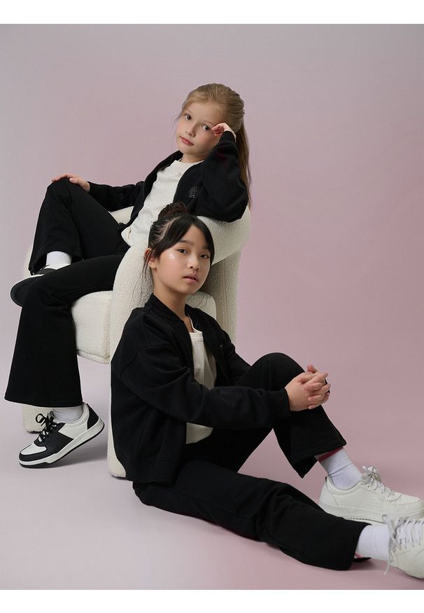 4f - 4F Spodnie dresowe z rozszerzanymi nogawkami damskie - czarny 122 (6-7 lat). Okazja: na co dzień. Kolor: czarny. Materiał: dresówka. Wzór: aplikacja. Sezon: lato. Styl: casual