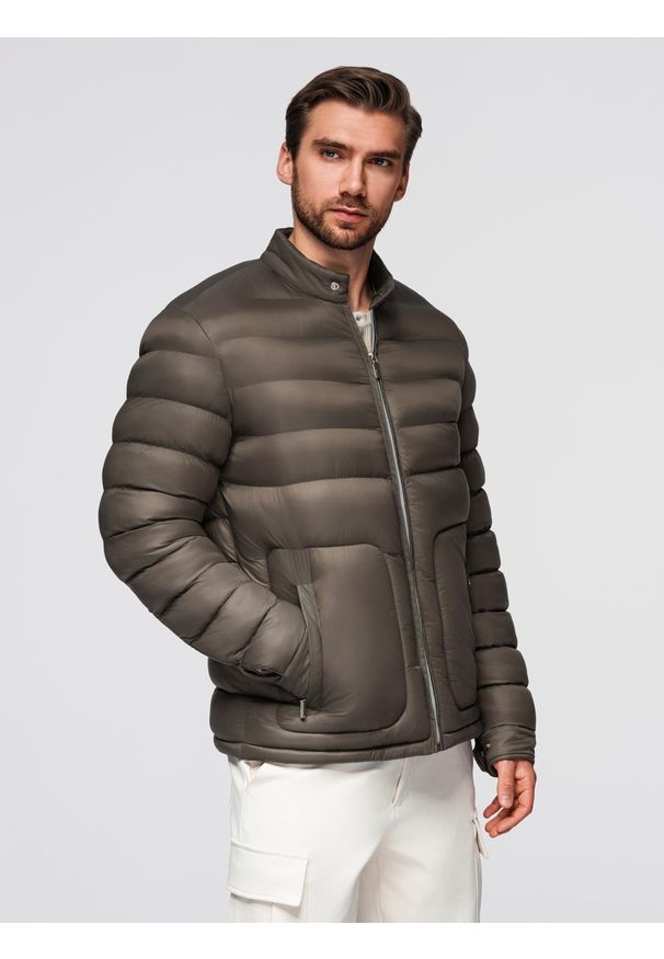 Ombre Clothing - Klasyczna pikowana kurtka męska ze stójką – oliwkowa V3 - Rozmiar: L. Okazja: na co dzień. Typ kołnierza: kołnierzyk stójkowy. Kolor: oliwkowy. Materiał: poliester, materiał. Wzór: kolorowy. Styl: klasyczny