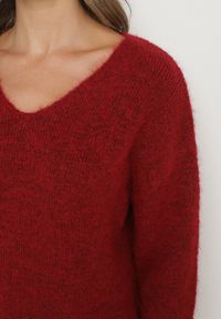 Born2be - Bordowy Sweter z Dodatkiem Wełny i Dekoltem w Serek Estorea. Okazja: na co dzień. Typ kołnierza: dekolt w serek. Kolor: czerwony. Materiał: wełna. Styl: klasyczny, casual, elegancki