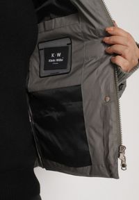 Born2be - Szara Pikowana Krótka Kurtka z Nieodpinanym Kapturem i Ozdobnymi Tasiemkami Mevannia. Okazja: na co dzień. Kolor: szary. Materiał: jeans. Długość: krótkie. Styl: casual #5