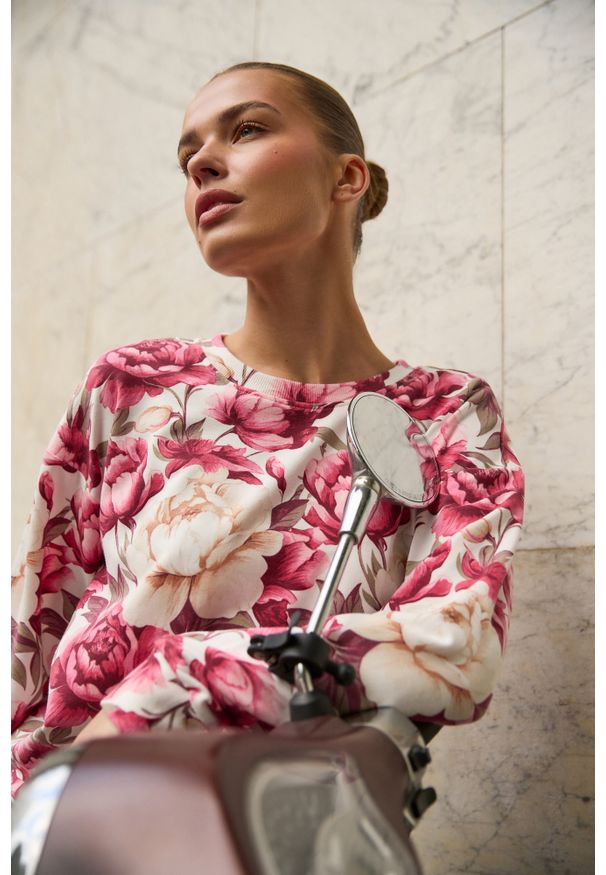 MOODO - Bluza w kwiaty różowa. Kolor: różowy. Materiał: poliester, bawełna, elastan. Wzór: kwiaty