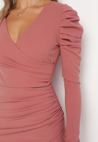 Born2be - Różowa Mini Dopasowana Sukienka z Kopertowym Dekoltem i Asymetryczną Zakładką Omiura. Kolor: różowy. Długość rękawa: długi rękaw. Typ sukienki: kopertowe, asymetryczne. Długość: mini #2