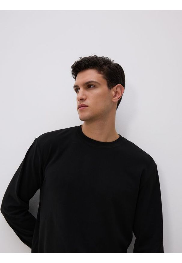 Reserved - Longsleeve regular - czarny. Kolor: czarny. Materiał: dzianina. Długość rękawa: długi rękaw. Wzór: gładki