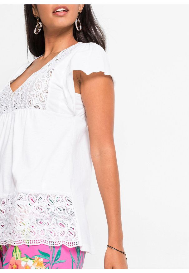 bonprix - Shirt z koronką w dekolcie. Kolor: biały. Materiał: koronka. Wzór: koronka