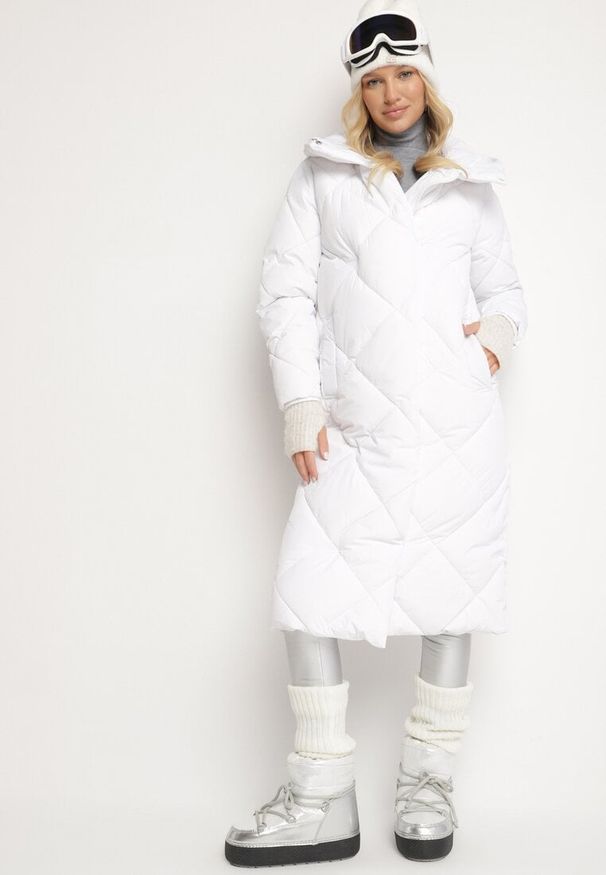 Born2be - Biała Kurtka Płaszcz z Geometrycznym Pikowaniem Johnatta. Kolor: biały. Wzór: geometria