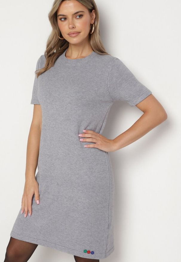 Born2be - Szara Dzianinowa Sukienka z Wiskozą o T-shirtowym Kroju z Ozdobnymi Guziczkami Arissana. Okazja: na co dzień. Kolor: szary. Materiał: dzianina, wiskoza. Styl: casual, elegancki, wizytowy