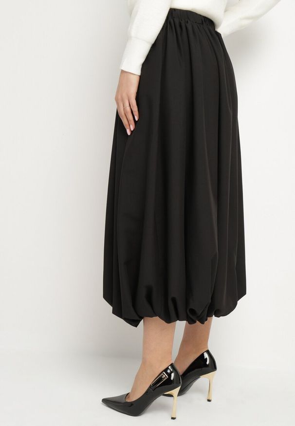 Born2be - Czarna Spódnica z Wiskozą w Stylu Bombki Dennielle. Okazja: na co dzień, na imprezę. Kolor: czarny. Materiał: wiskoza. Styl: elegancki, casual