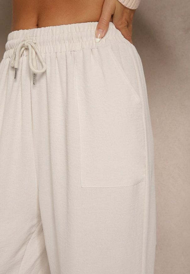 Renee - Jasnobeżowe Szerokie Spodnie z Wiskozą z Gumką w Pasie Lealirre. Okazja: na co dzień. Kolor: beżowy. Materiał: wiskoza. Wzór: gładki. Styl: casual