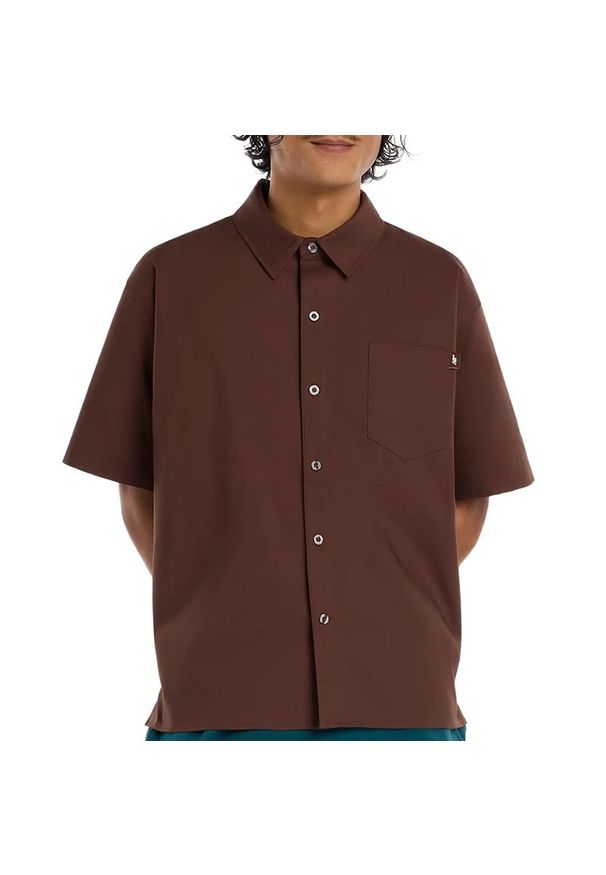 Koszula męska New Balance Numeric MT61J0V9ABJ - brązowa. Typ kołnierza: kołnierzyk klasyczny. Kolor: brązowy. Materiał: materiał, bawełna, nylon, dresówka, elastan. Wzór: aplikacja