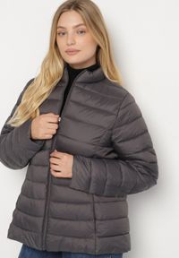 Born2be - Szara Pikowana Kurtka o Prostym Kroju z Niską Stójką Zeniva. Okazja: na co dzień, na spacer. Typ kołnierza: kołnierzyk stójkowy. Kolekcja: plus size. Kolor: szary. Materiał: dzianina, jeans. Styl: casual #3