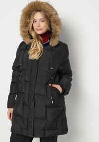 Born2be - Czarna Pikowana Kurtka z Kapturem z Futerkiem Ruvite. Typ kołnierza: kaptur. Kolekcja: plus size. Kolor: czarny. Materiał: futro