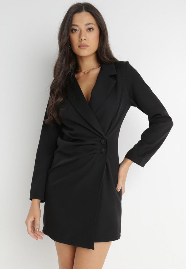 Born2be - Czarna Sukienka Ionitheme. Okazja: do pracy, na spotkanie biznesowe. Typ kołnierza: dekolt w serek. Kolor: czarny. Styl: klasyczny, elegancki, biznesowy