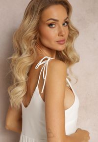 Renee - Biała Bawełniana Sukienka Maxi z Wiązanymi Ramiączkami i Rozkloszowaną Falbaną Mariones. Kolor: biały. Materiał: bawełna. Długość rękawa: na ramiączkach. Sezon: lato. Długość: maxi #3