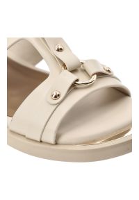 Klapki damskie Artiker, cholewka ze skóry naturalnej wsuwany fason z szerokimi paskami na płaskiej podeszwie, beżowe, 58C1629. Okazja: na co dzień. Kolor: beżowy. Materiał: skóra. Wzór: paski. Sezon: lato. Obcas: na płaskiej podeszwie. Styl: elegancki, casual #5