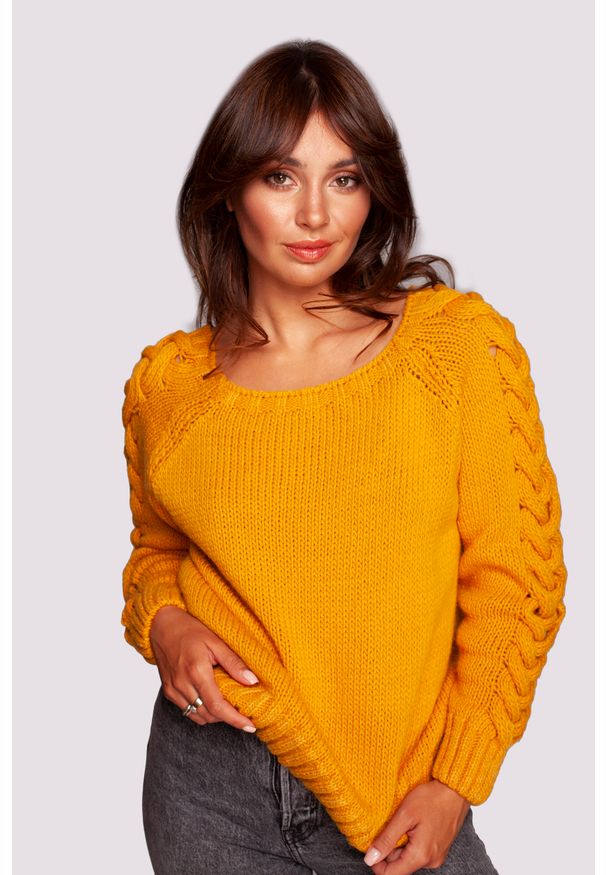 MOE - Sweter z Grubym Warkoczem na Rękawach - Miodowy. Kolor: pomarańczowy. Materiał: wełna, nylon, akryl