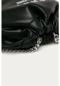 DKNY - Dkny - Torebka. Kolor: czarny. Wzór: nadruk. Materiał: skórzane. Rozmiar: małe. Rodzaj torebki: na ramię #4