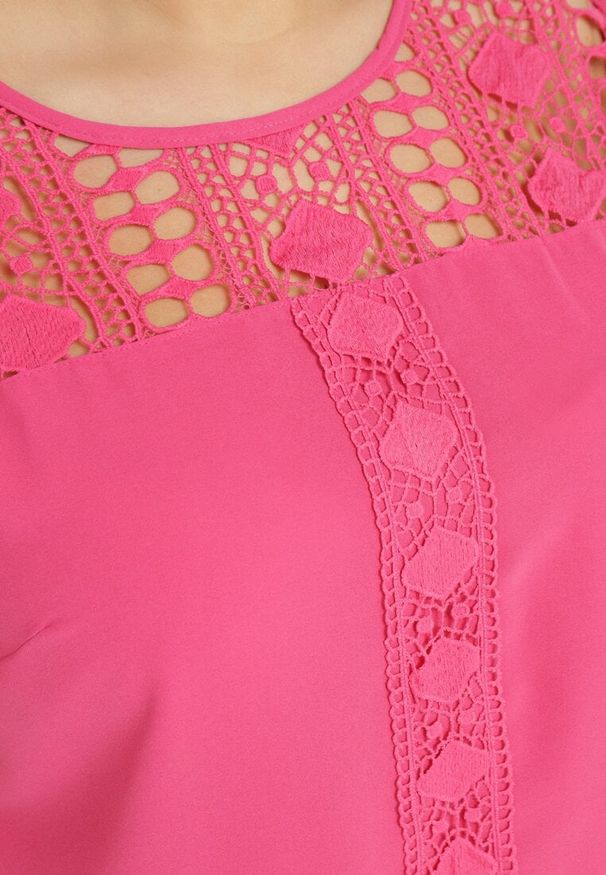 Born2be - Fuksjowa Bluzka z Koronkowym Dekoltem i Falbankami Przy Ramionach Fistia. Typ kołnierza: kołnierz z falbankami. Kolor: różowy. Materiał: koronka. Wzór: ażurowy