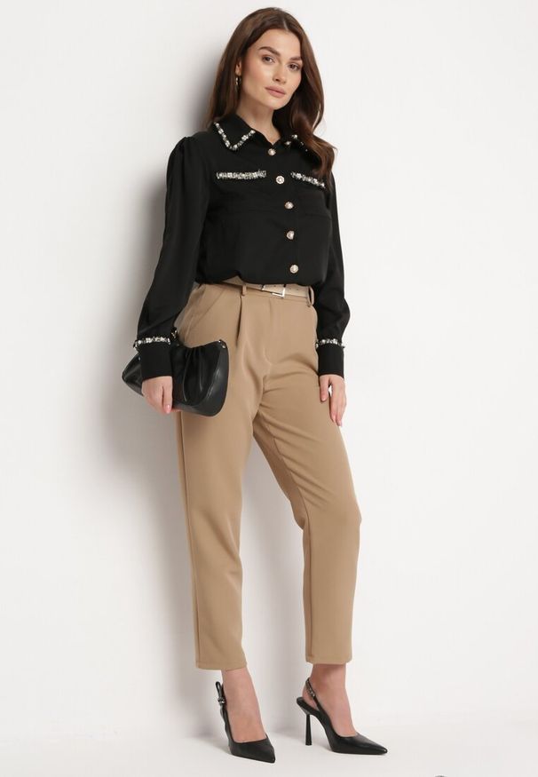 Born2be - Czarna Koszula o Klasycznym Fasonie z Perełkami Novellia. Kolor: czarny. Styl: klasyczny