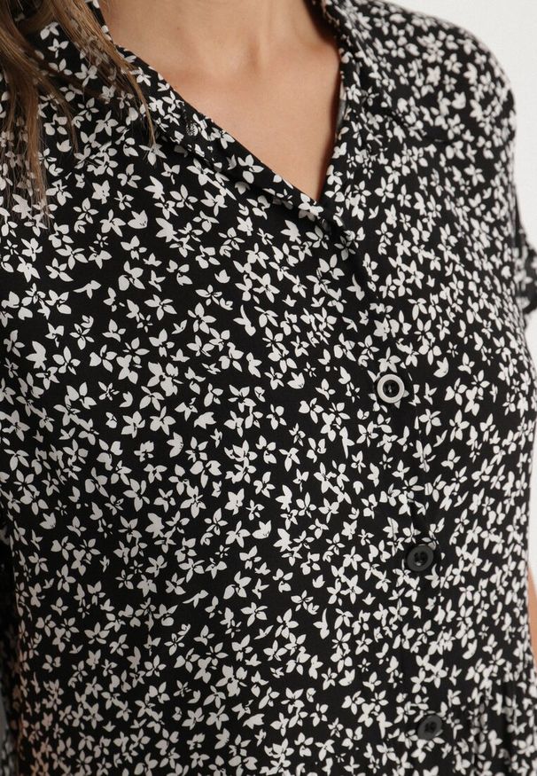Born2be - Czarno-Biała Bawełniana Sukienka Koszulowa w Kwiaty z Rozkloszowanym Dołem Jerilsa. Okazja: na co dzień. Typ kołnierza: kołnierzyk klasyczny. Kolor: czarny. Materiał: bawełna. Długość rękawa: krótki rękaw. Wzór: kwiaty. Typ sukienki: koszulowe. Styl: elegancki, casual, klasyczny