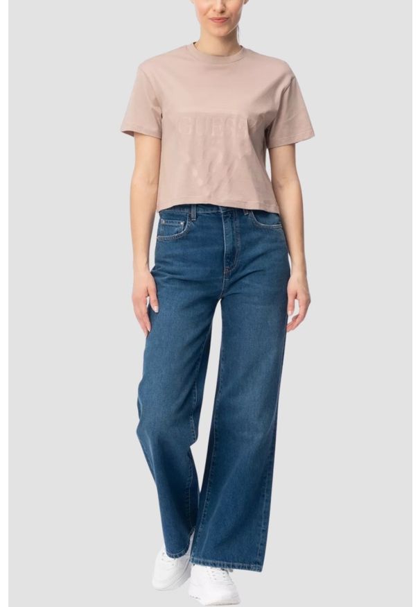 Guess - GUESS Różowy bawełniany t-shirt damski Adele Crop, Rozmiar S. Okazja: na co dzień. Kolor: różowy. Materiał: bawełna. Długość: krótkie. Styl: casual, sportowy