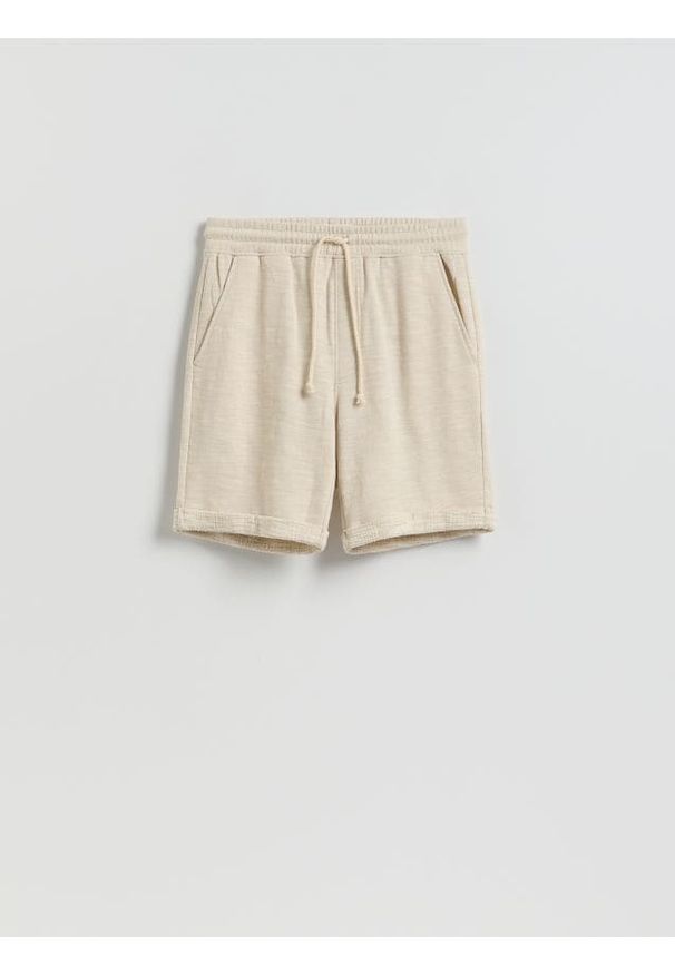 Reserved - Szorty regular fit - beżowy. Kolor: beżowy. Materiał: dzianina, bawełna