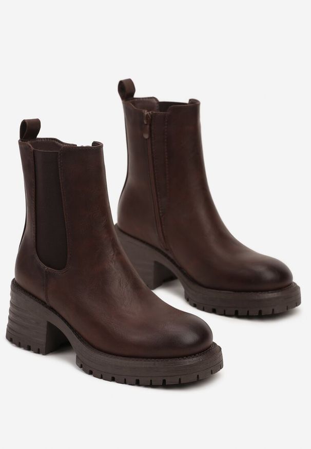 Born2be - Ciemnobrązowe Botki Ocieplone Sztyblety na Obcasie z Elastyczną Wstawką Crelda. Okazja: na co dzień. Kolor: brązowy. Materiał: jeans. Obcas: na obcasie. Styl: klasyczny, elegancki, casual. Wysokość obcasa: średni