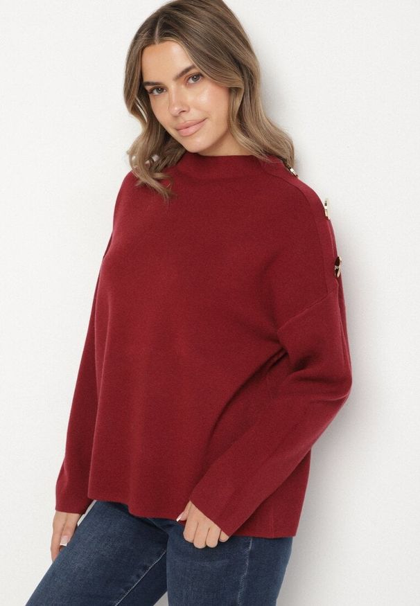 Born2be - Bordowy Sweter Ozdobiony Metalicznymi Guzikami Amentia. Typ kołnierza: golf. Kolor: czerwony. Materiał: jeans. Wzór: aplikacja. Styl: klasyczny