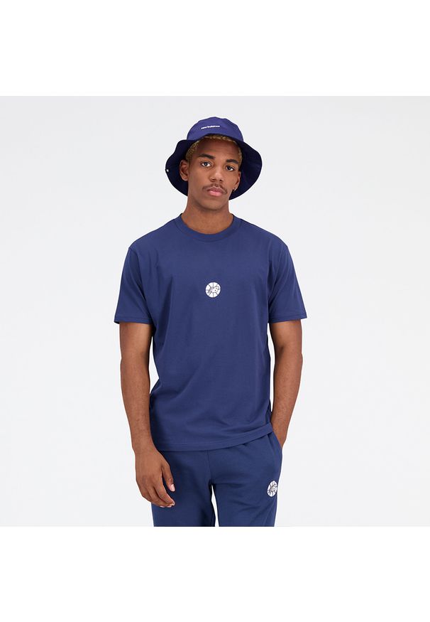 Koszulka męska New Balance MT23582NNY – granatowa. Kolor: niebieski. Materiał: materiał, bawełna. Długość rękawa: krótki rękaw. Długość: krótkie